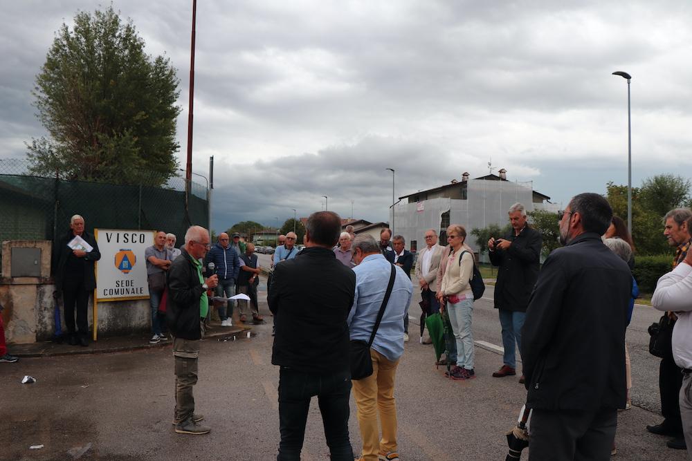 Il ricordo degli internati a Visco, sit-in fuori dall'ex caserma Sbaiz