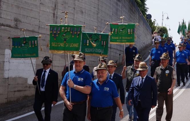 Copertina per Gli alpini ripuliscono il parco dell'università, arriva la sfilata a Gorizia