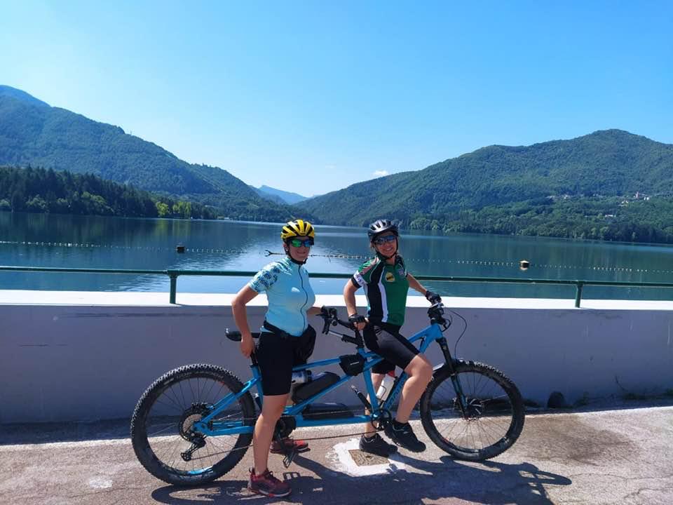 Immagine per La ciclista non vedente Giulia arriva a Gorizia, il tandem con Chiara