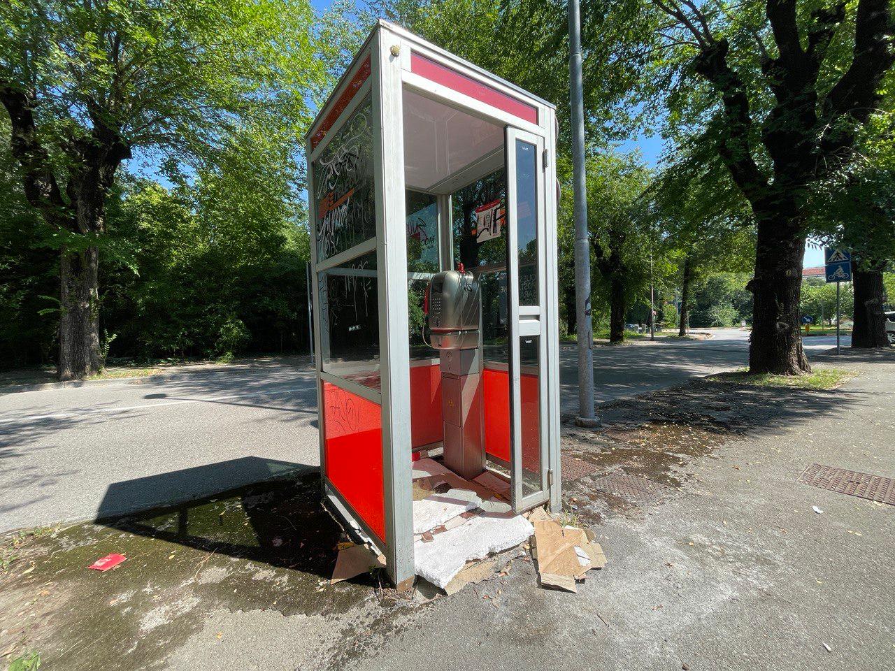 Copertina per Gorizia dice addio alle sue 17 cabine del telefono, simbolo di un'epoca