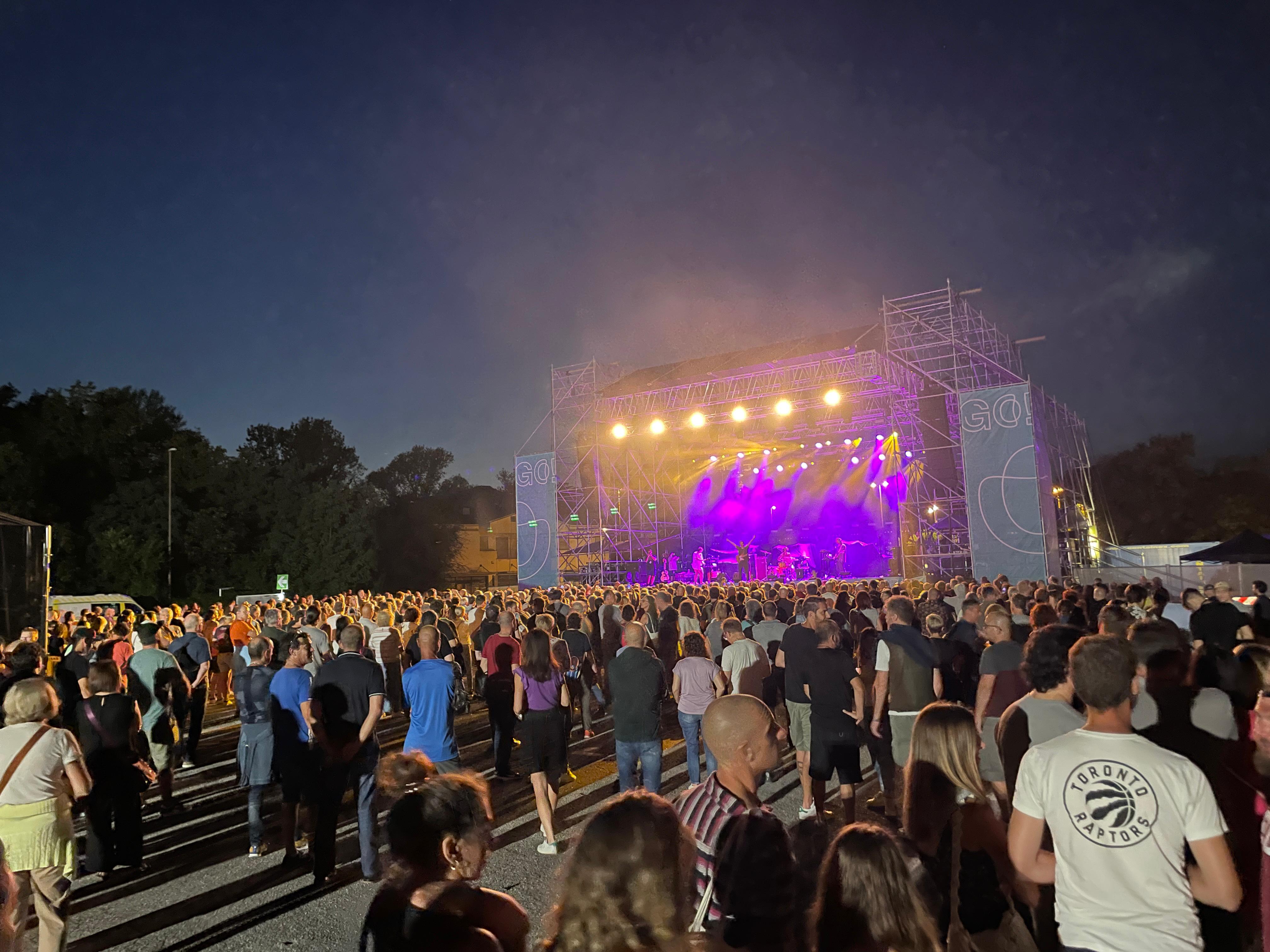 Immagine per Inizia la serata degli Editors, piazzale Casa Rossa si riempie di pubblico
