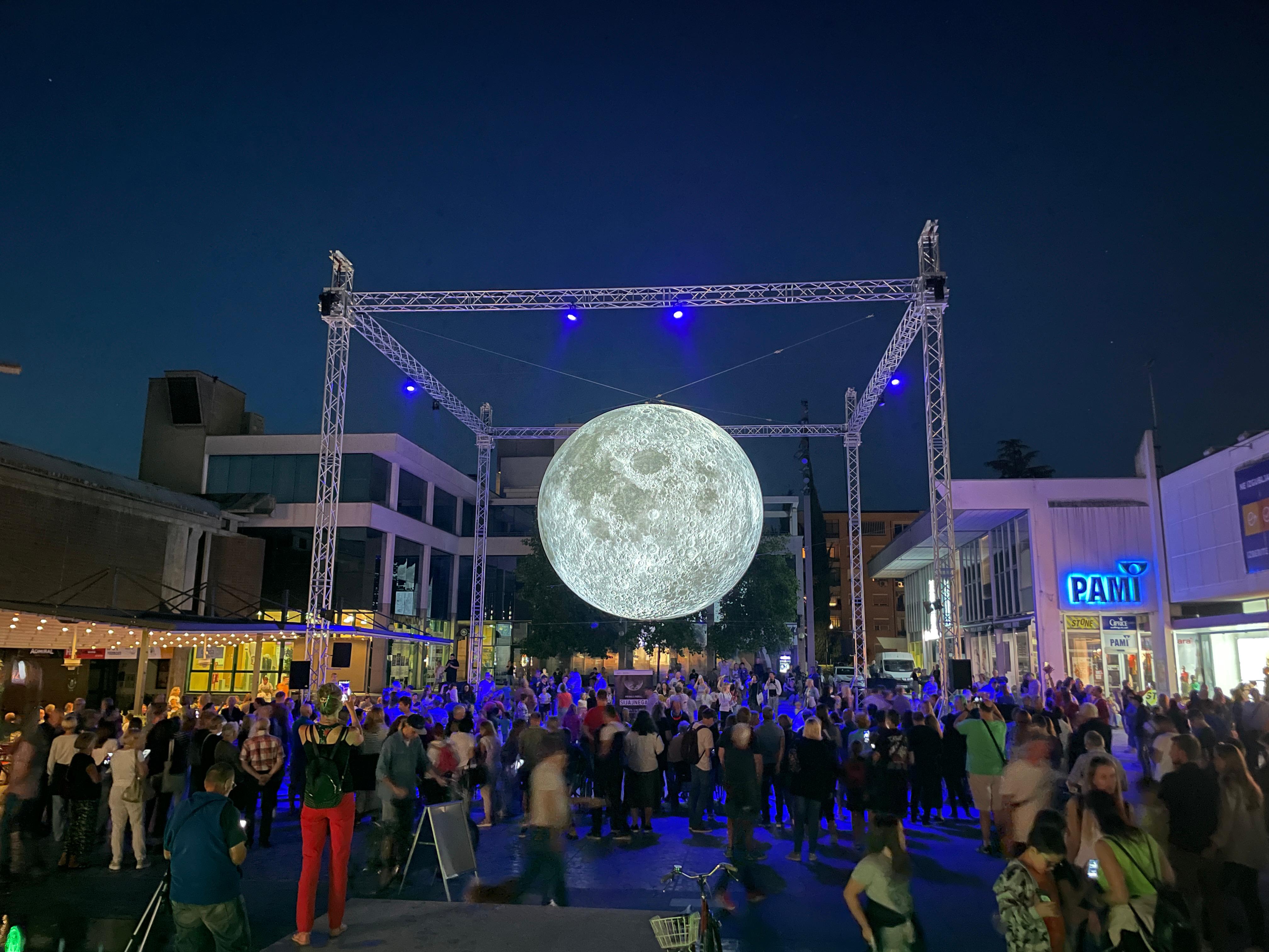 Immagine per Accesa la grande luna, scienza e arte illuminano Nova Gorica