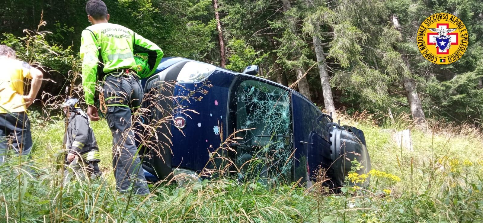 Immagine per Auto cade in una scarpata in montagna, paura per una famiglia di Gorizia