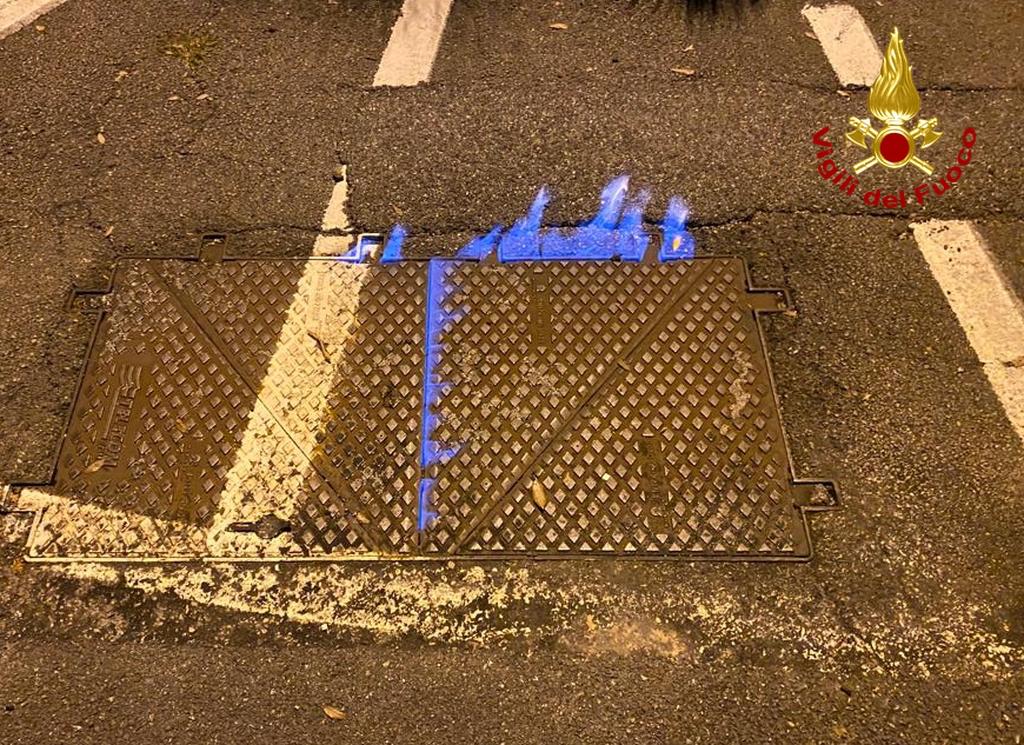 Immagine per Fiamme escono da un tombino a Gorizia, scoperta fuga di gas