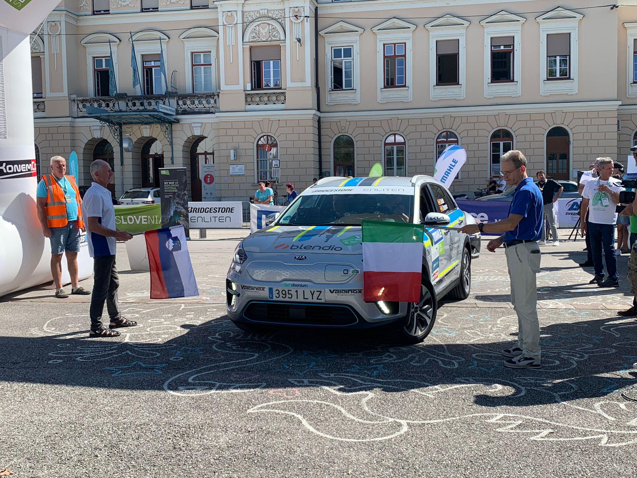 Copertina per Ecco il rally di auto elettriche, 20 squadre partono dal confine di Gorizia