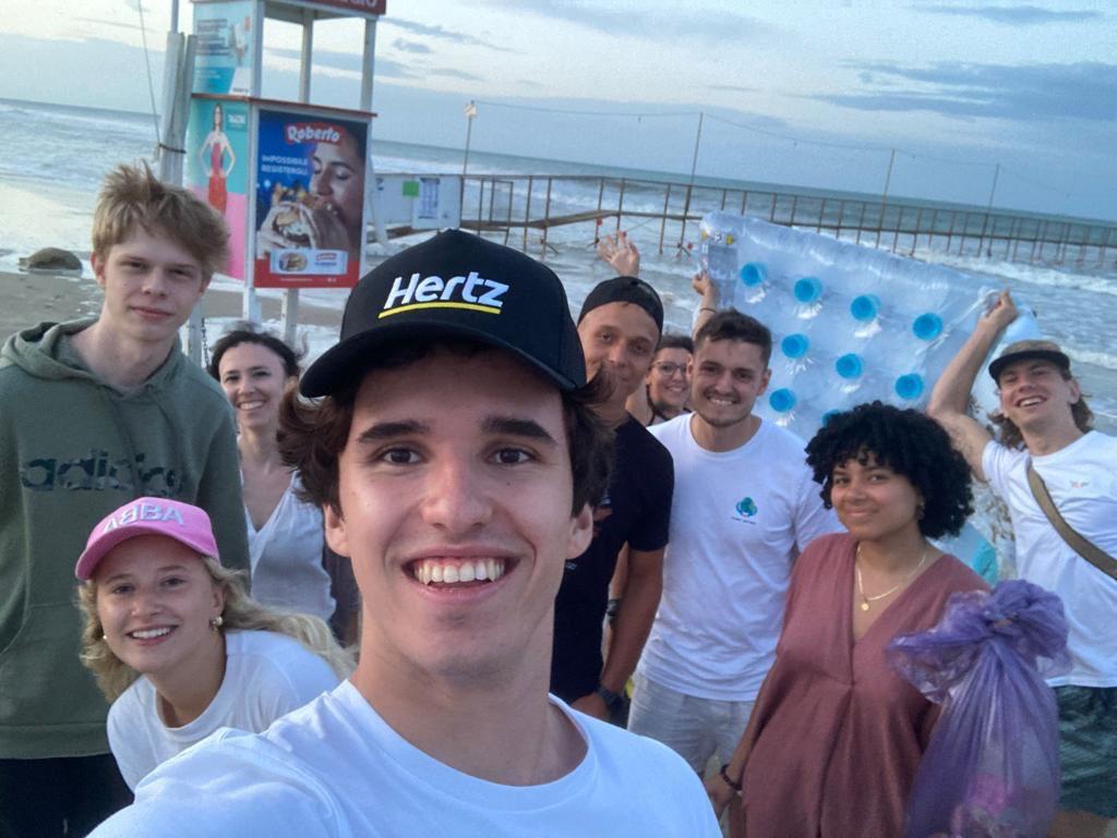 Immagine per Gabriel ripulisce le spiagge in Albania, la storia del giovane di Gorizia