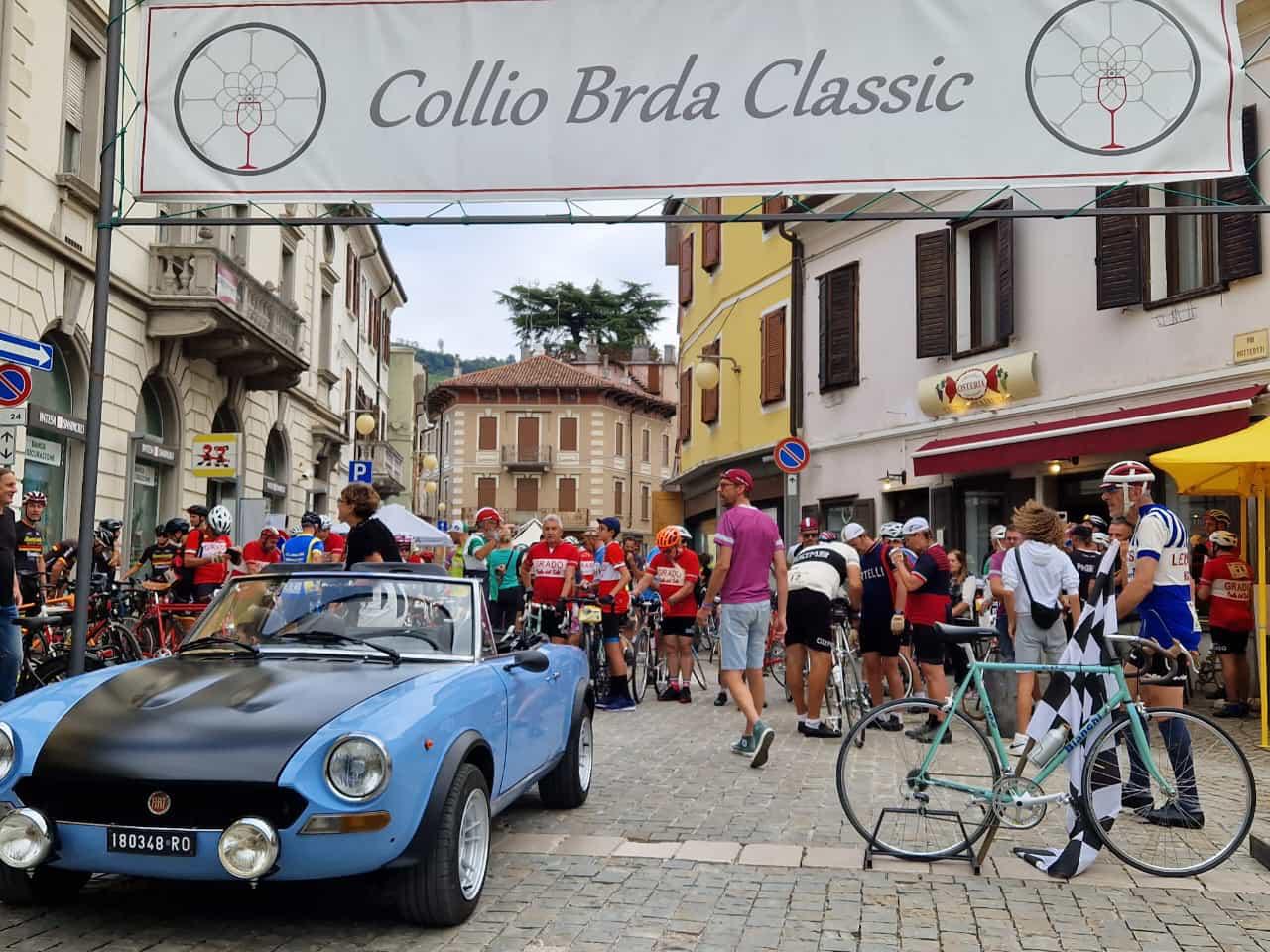 Immagine per La ciclostorica colora Cormons, un fiume di bici d'epoca corre sul confine