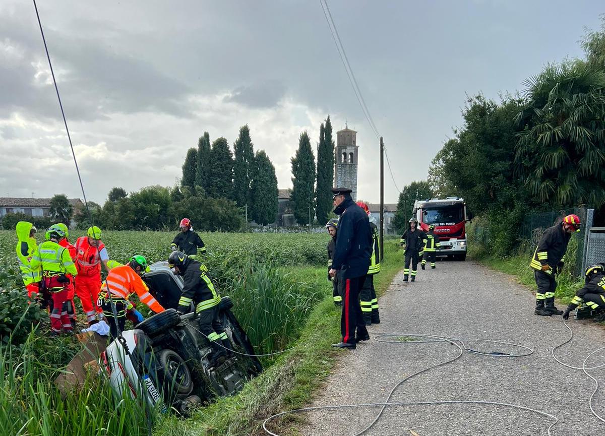 Immagine per Sbanda e si cappotta con l'auto, ferito settantenne a Terzo di Aquileia