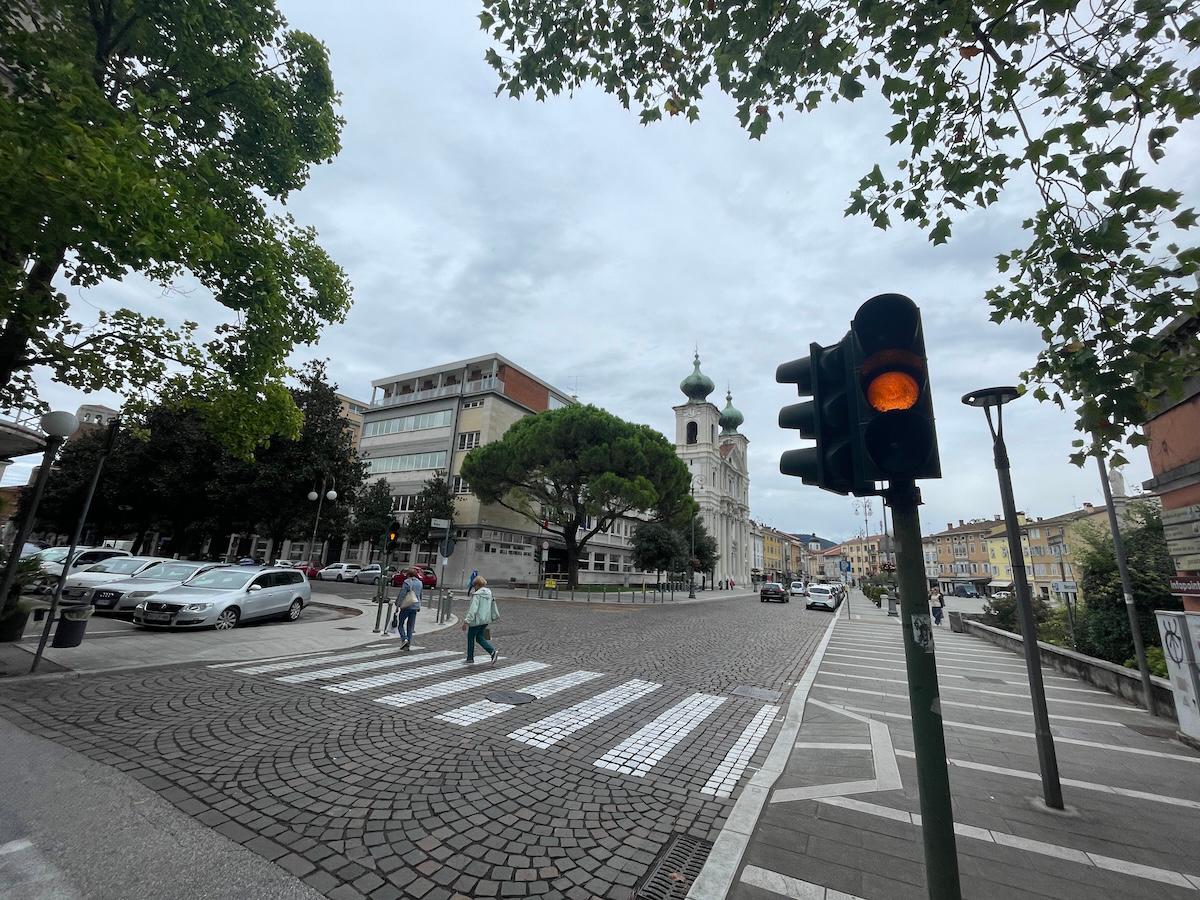 Copertina per Semafori lampeggianti da mesi in piazza Vittoria a Gorizia, stallo sulla riparazione