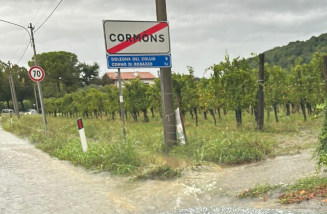 Copertina per Maltempo: evacuato L'Argine a Vencò, allagamenti a Cormons, blackout a Cervignano