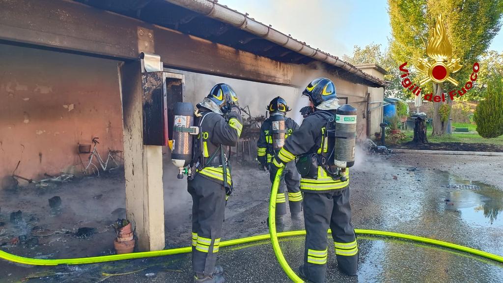Immagine per Fiamme nel tetto di un sottoportico, brucia l'area a ridosso di una casa ad Aiello