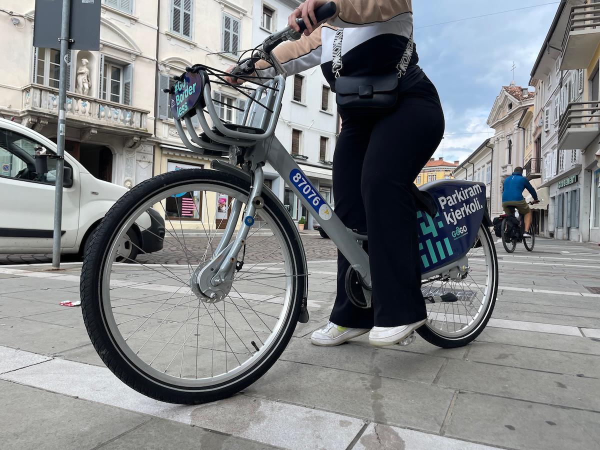 Copertina per Parcheggi per bici veloci e sicuri, ecco il progetto green tra le due Gorizie
