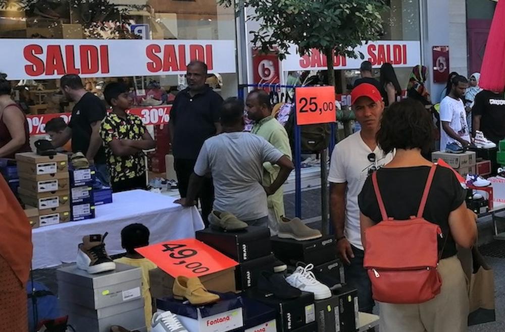 Copertina per Negozi pronti agli ultimi saldi con lo Sbaracco, gli affari fuori dalle vetrine a Gorizia