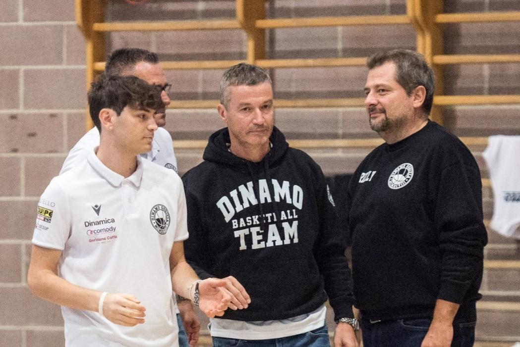 Copertina per Coach Tomasi scuote la Dinamo post-esordio, «la nostra mentalità deve cambiare»