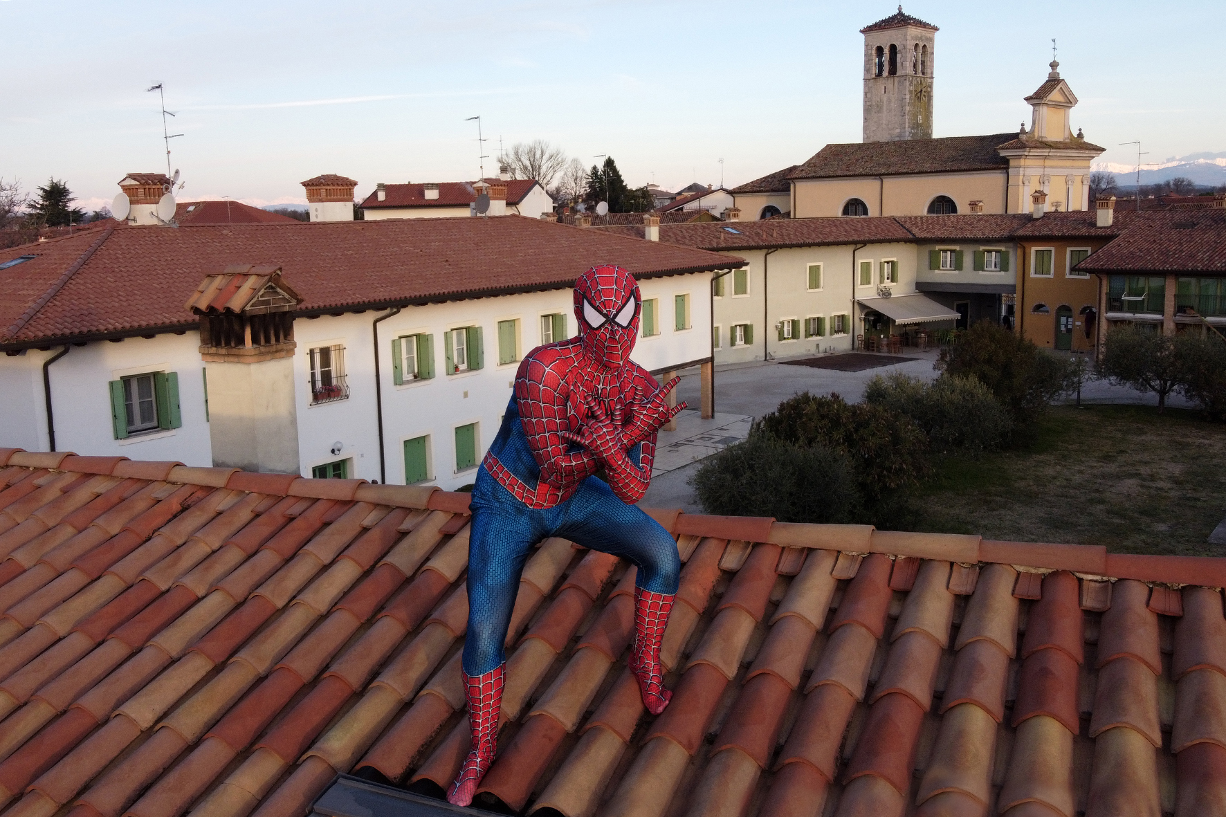 Immagine per I supereroi sui tetti per rallegrare i bambini in quarantena, l'idea di un animatore di Turriaco